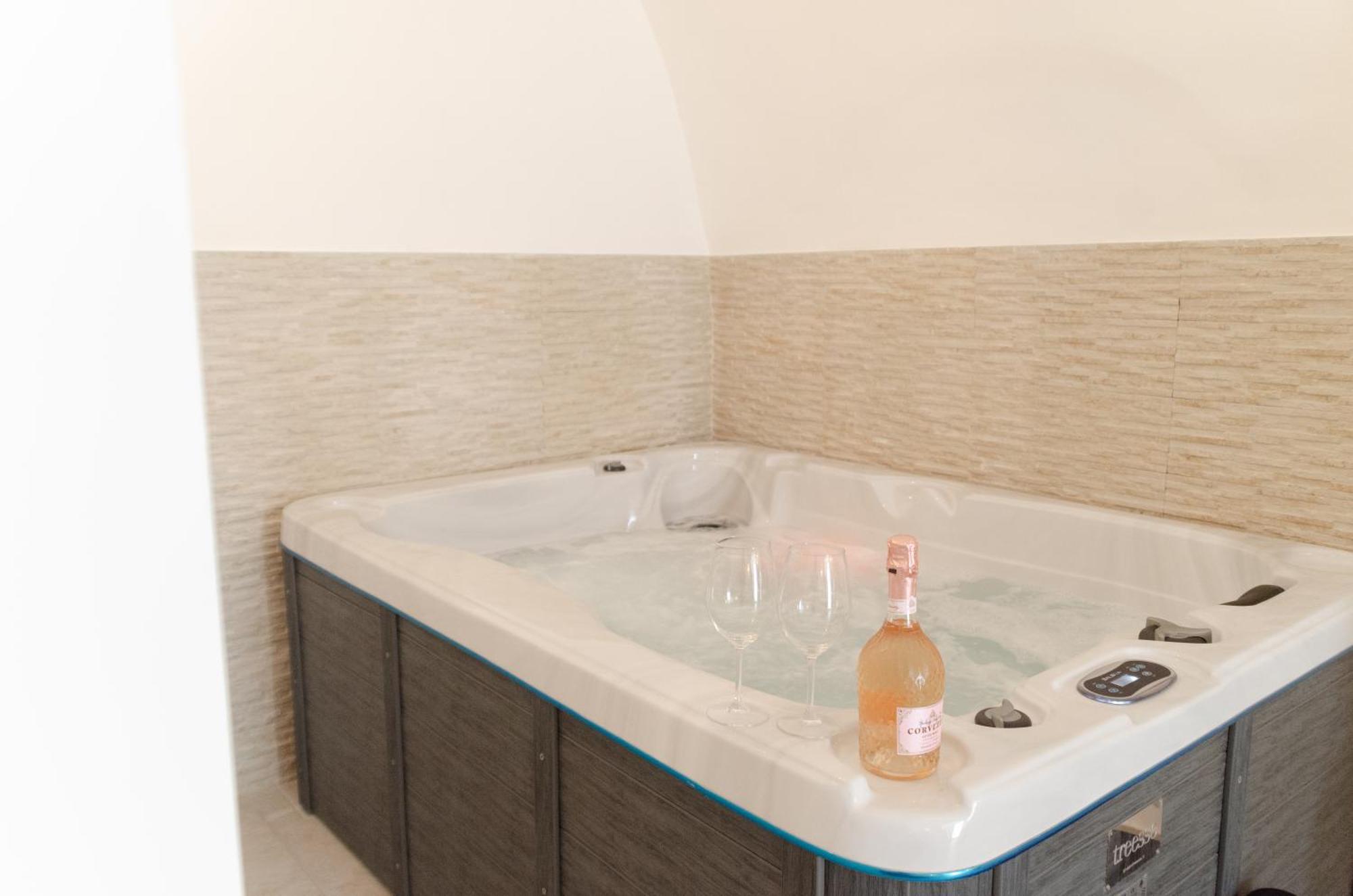 Aca Suite Luxury With Jacuzzi Adelfia Extérieur photo