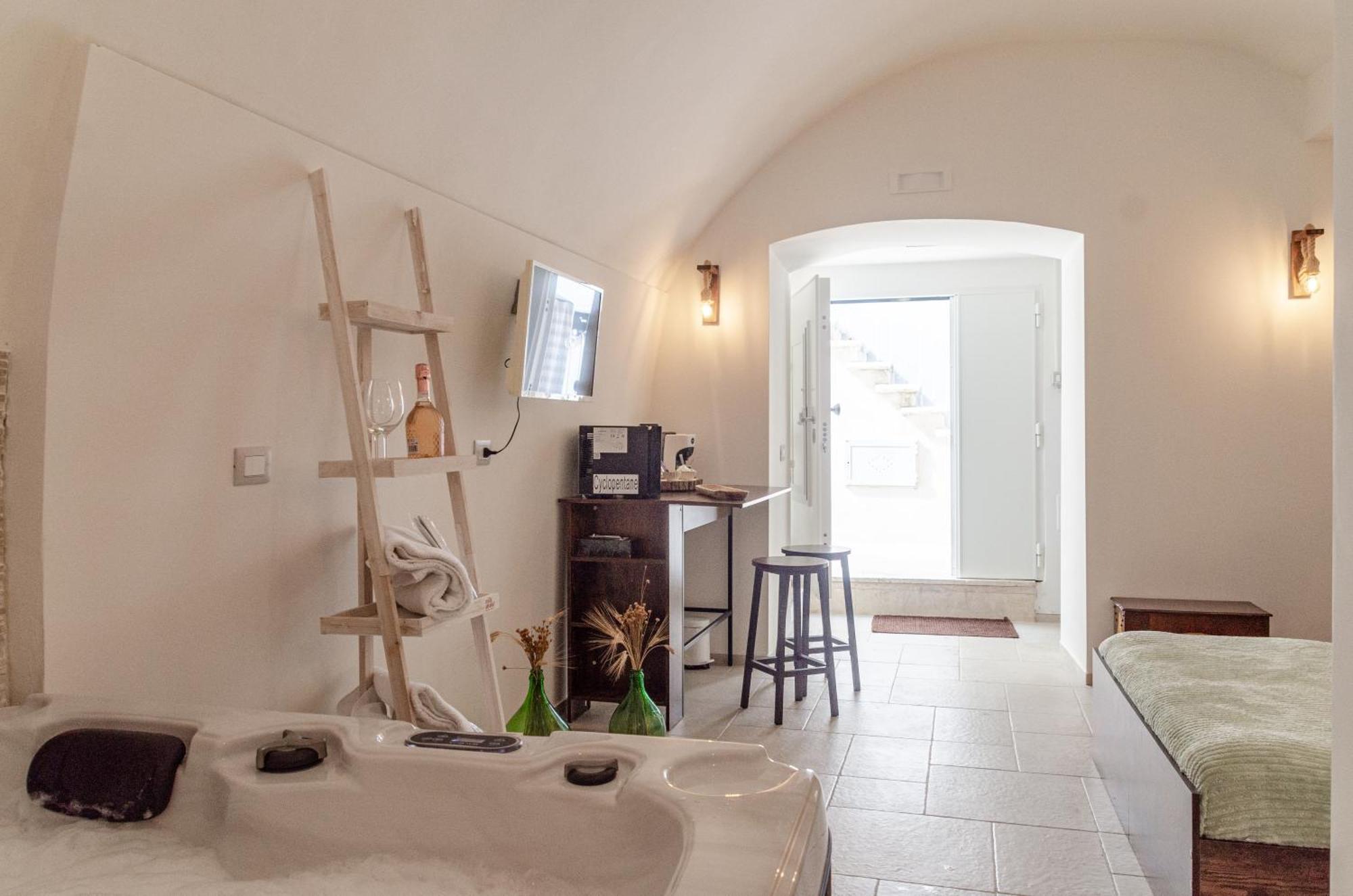 Aca Suite Luxury With Jacuzzi Adelfia Extérieur photo